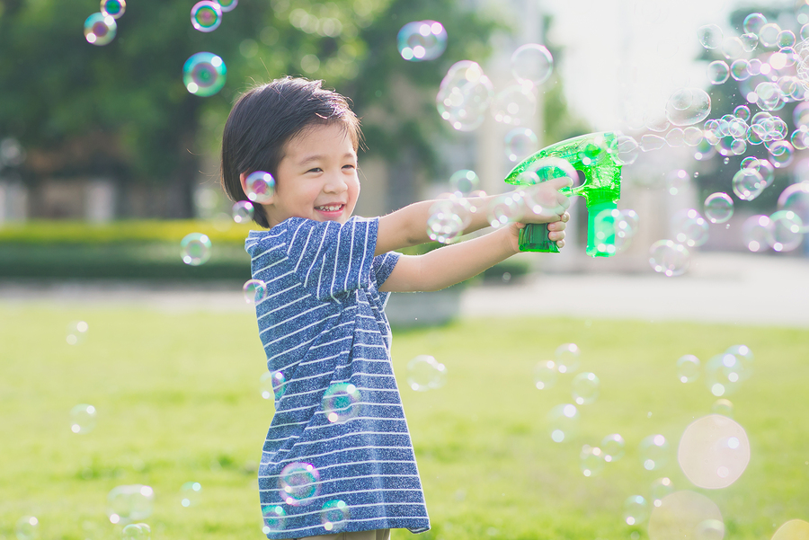 Spielspaß für Jung und Alt mit der trenigen Seifenblasen-Pistole. Perfekte Blasen erzeugen wie ein Profi - Foto: lufimorgan/Bigstock