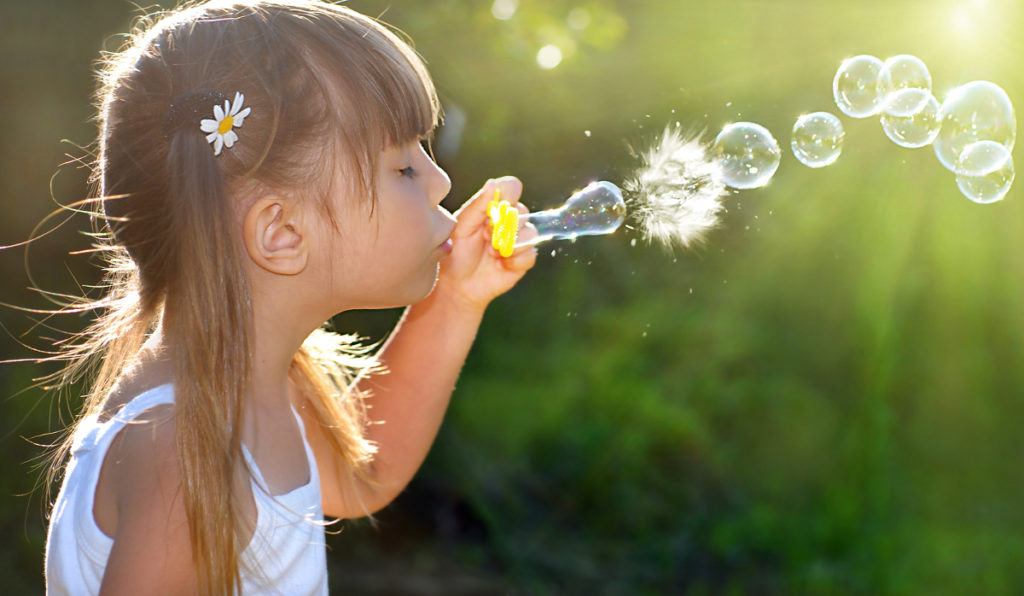 Seifenblasen sind der Spielspaß für Jung und Alt